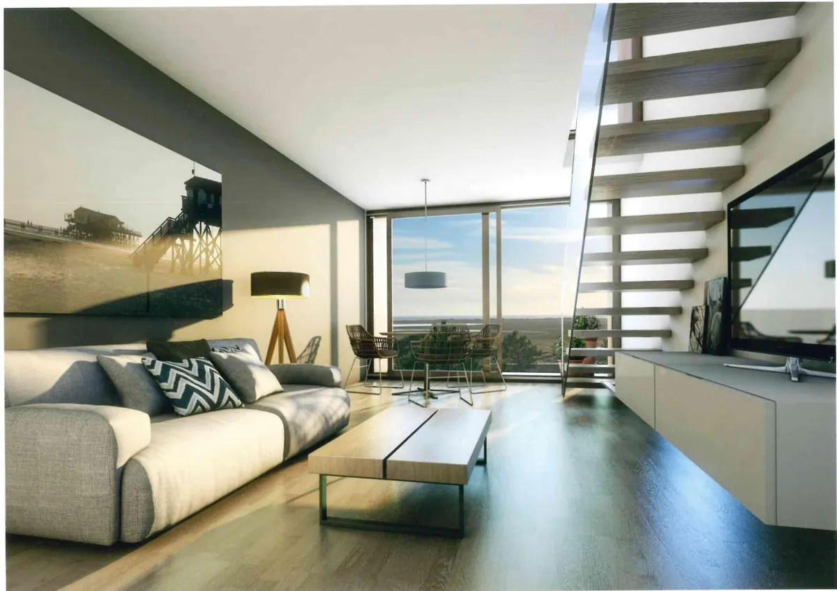 Modernes, aufgestocktes Hotelzimmer mit Treppe